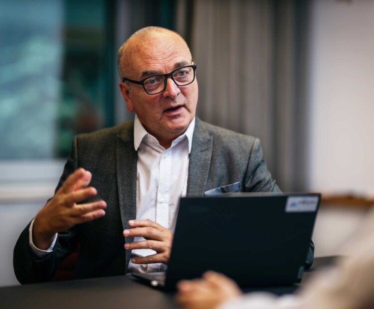 Rådgiver i møte om Lederutvikling