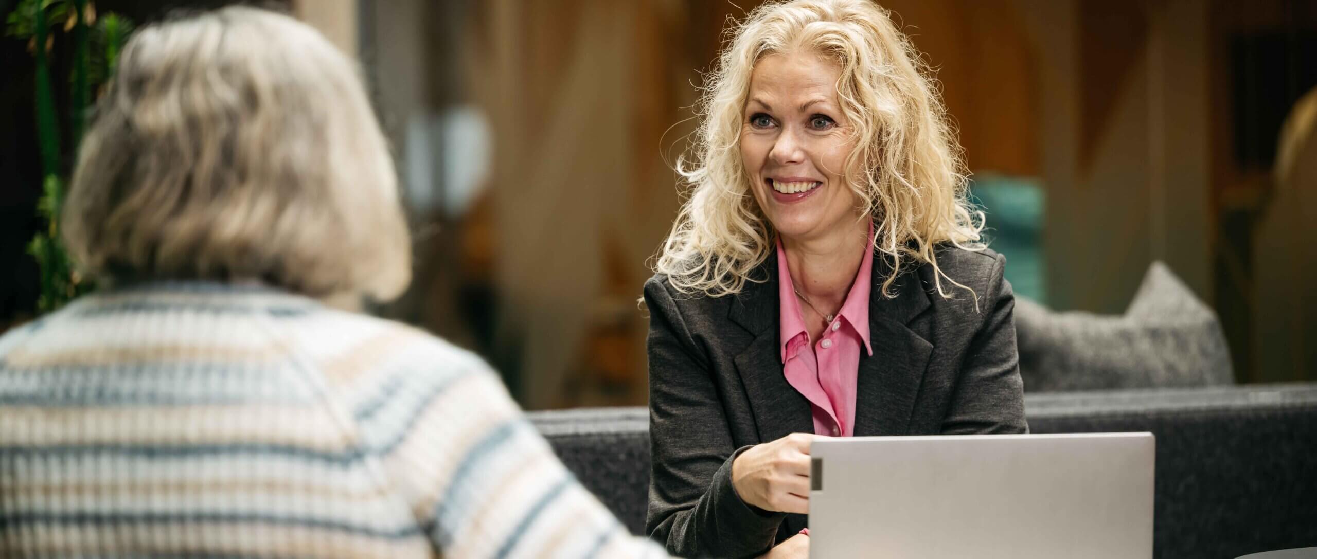 Rådgivere i kundesamtale om HR-tjenester